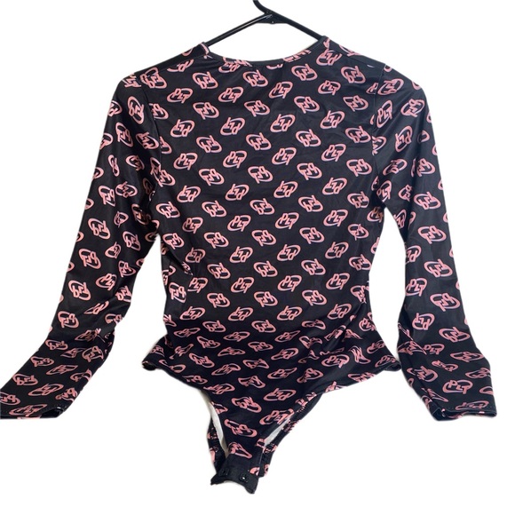 NWT PRETTYLITTLETHING BLACK PINK LOGO PRINT LONG SLEEVE THONG CUT BODYSUIT Sz 6 - Picture 5 of 8